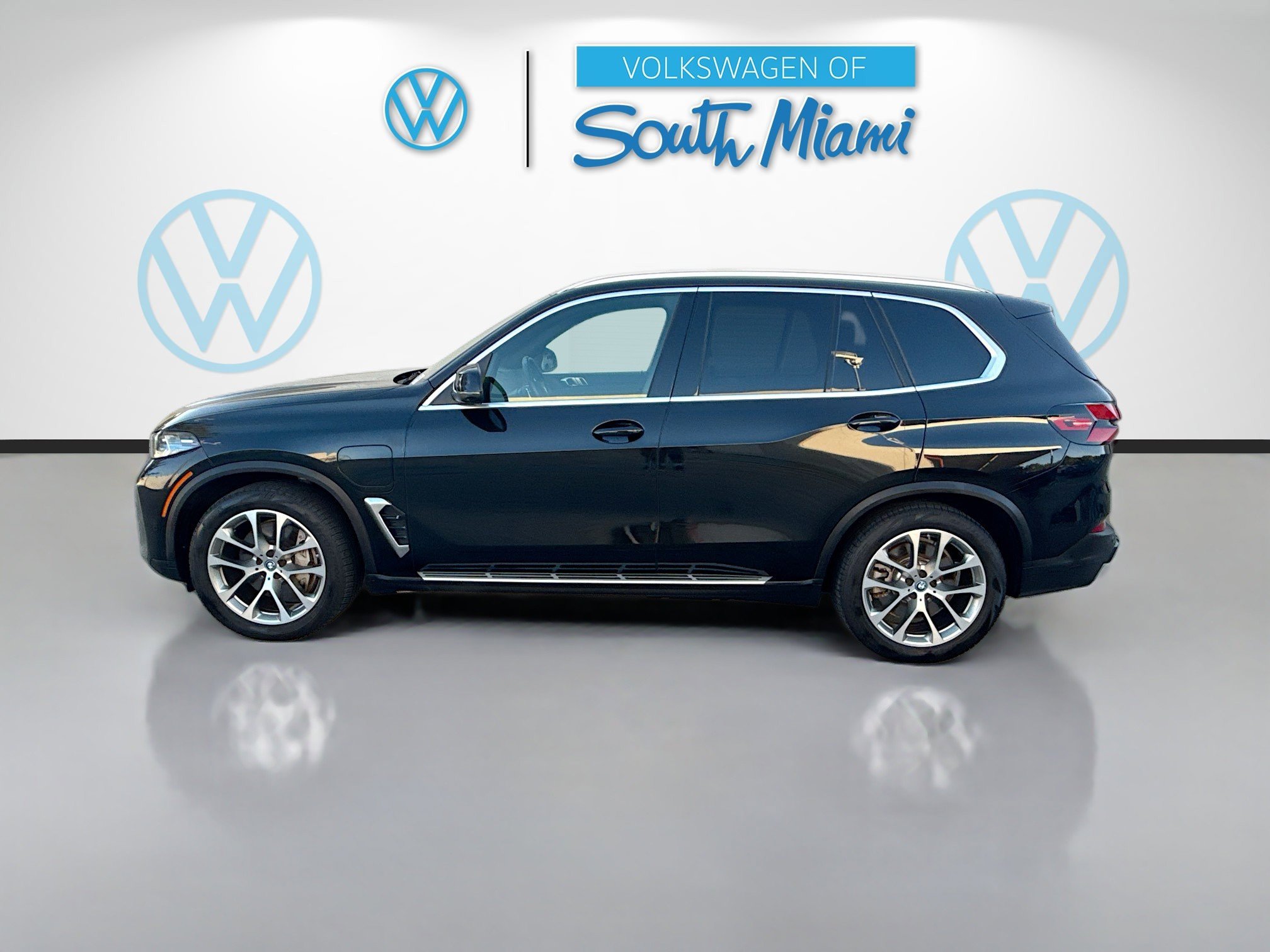 Used 2024 BMW X5 xDrive50e w/ Premium Package image 4