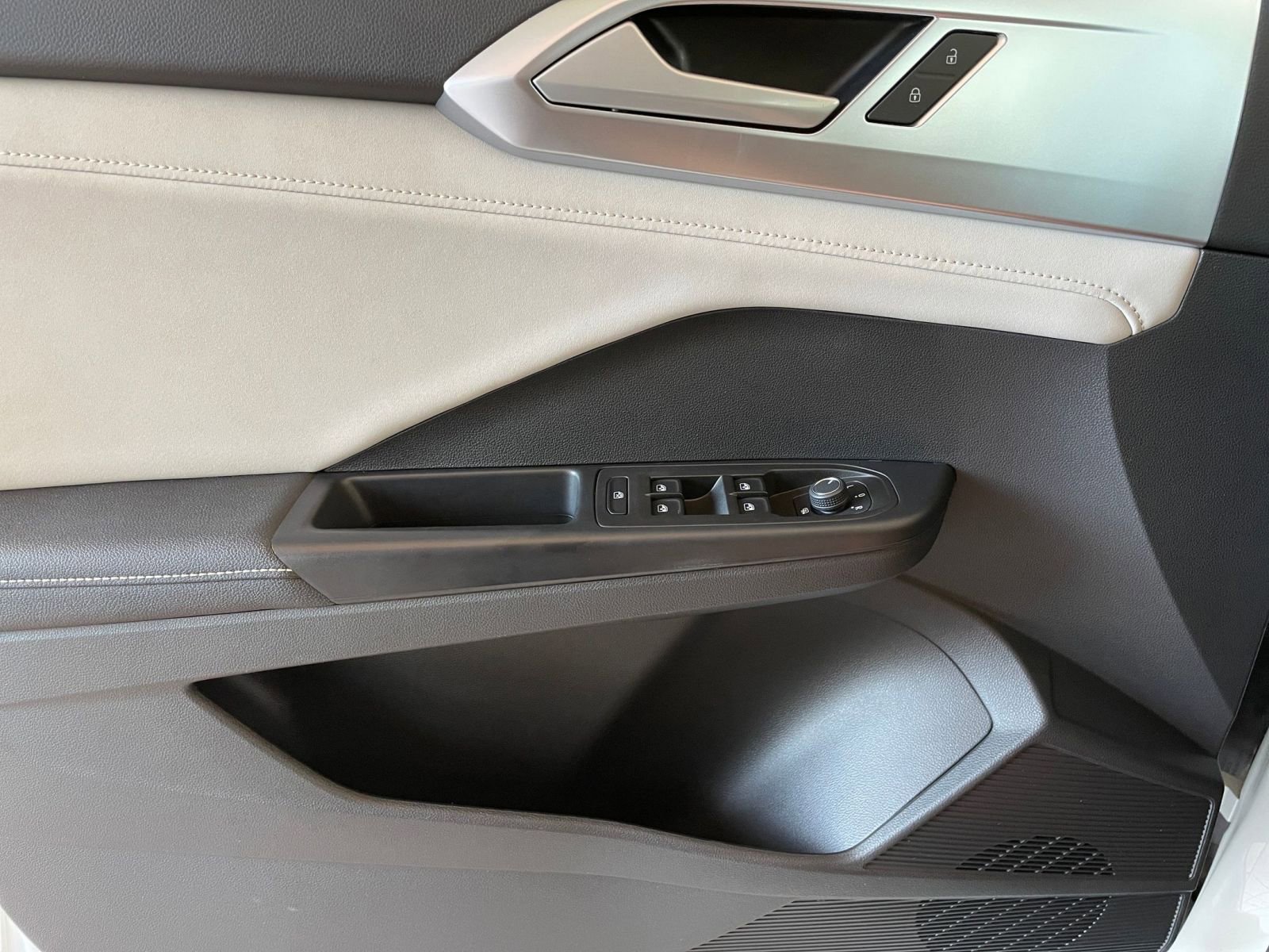 Used 2025 Volkswagen Taos SE image 20