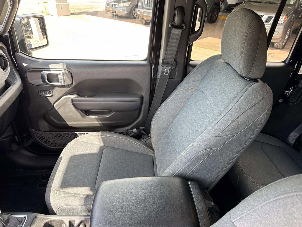 Used 2024 Jeep Wrangler Unlimited image 32