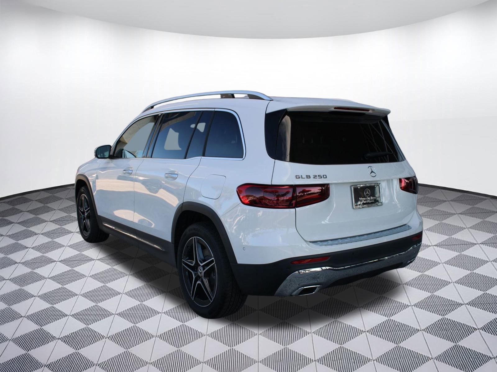 Used 2026 Mercedes-Benz GLB 250 image 3