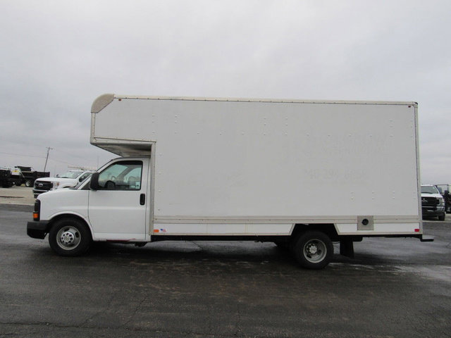 Used 2015 Chevrolet Express 4500 Extended RWD image 2