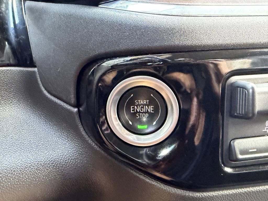 Used 2025 GMC Sierra 1500 SLT AWD/4WD image 26