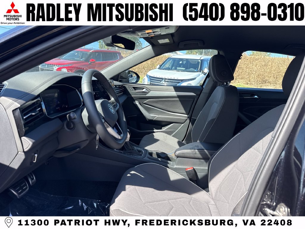 Used 2026 Volkswagen Jetta SE FWD image 3