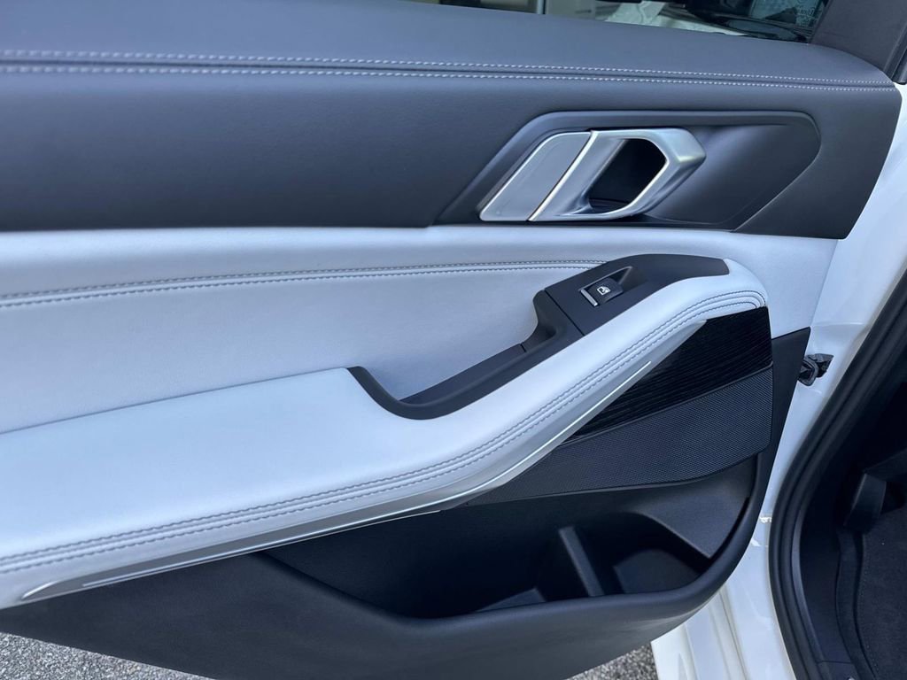 Used 2025 BMW X5 xDrive50e w/ M Sport Package image 12