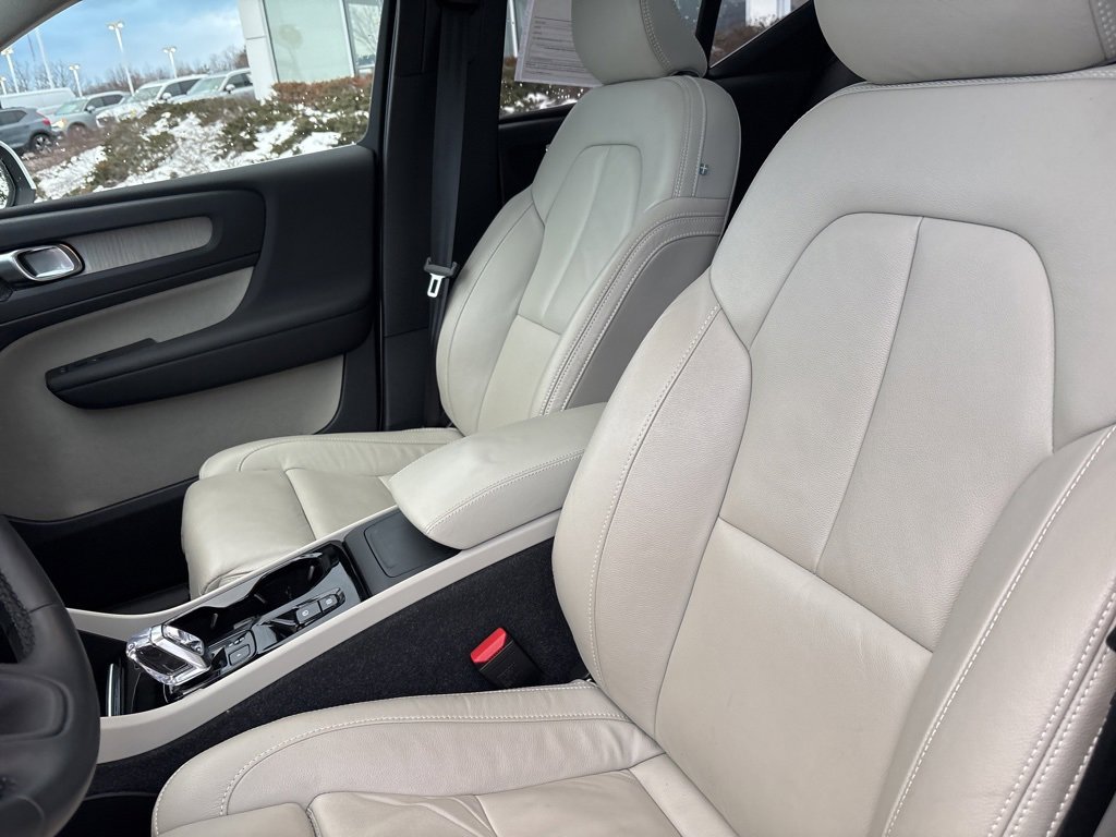 Certified 2023 Volvo XC40 B5 Plus w/ Protection Package Premier image 18