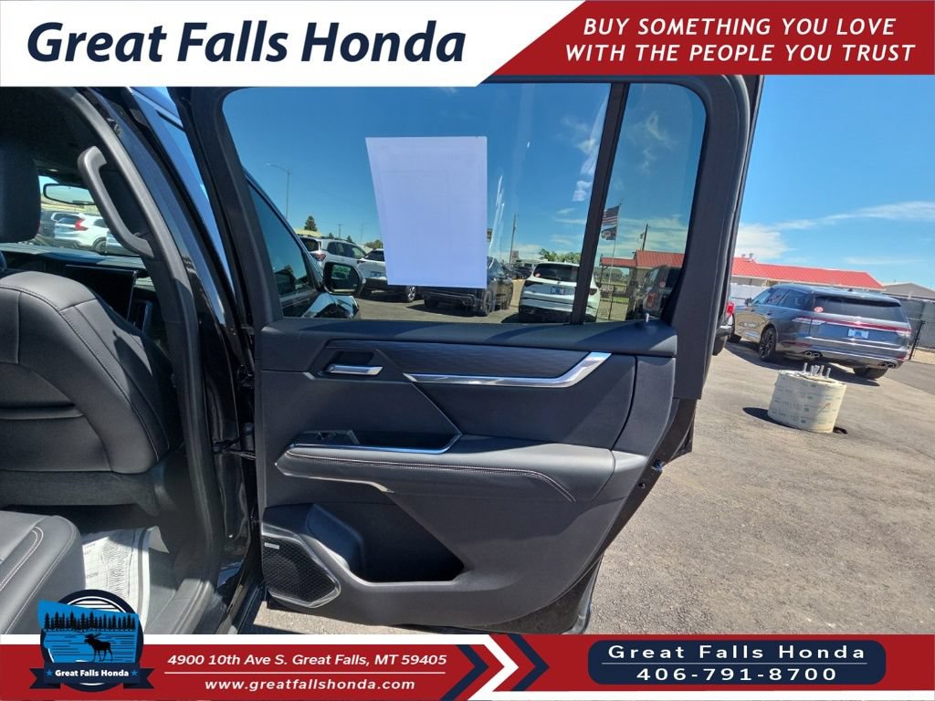 Used 2025 GMC Acadia Elevation w/ Elevation Premium Package AWD/4WD image 17
