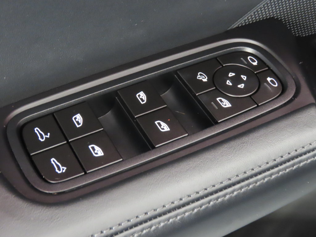 Certified 2026 Porsche Cayenne AWD/4WD image 32