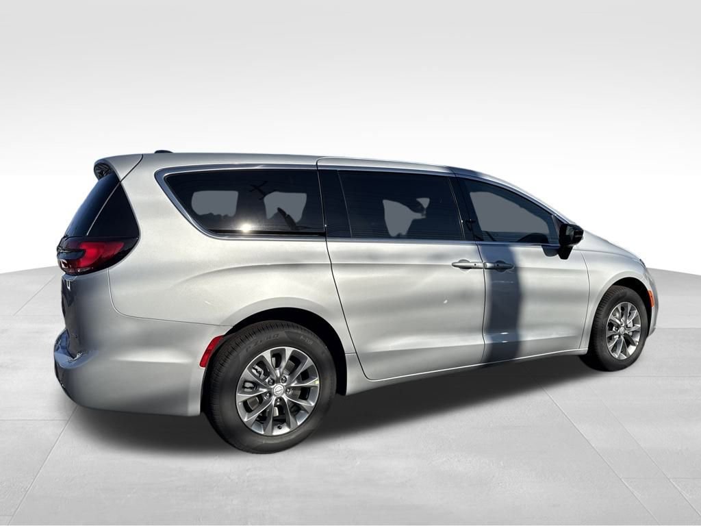 New 2026 Chrysler Pacifica Select image 9