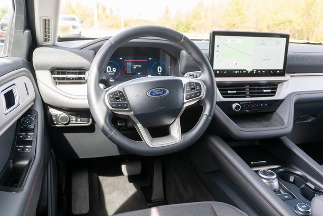 Used 2025 Ford Explorer Active AWD/4WD image 13