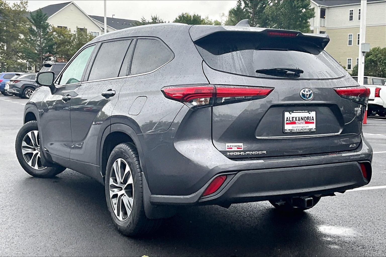 Used 2023 Toyota Highlander XLE AWD/4WD image 11