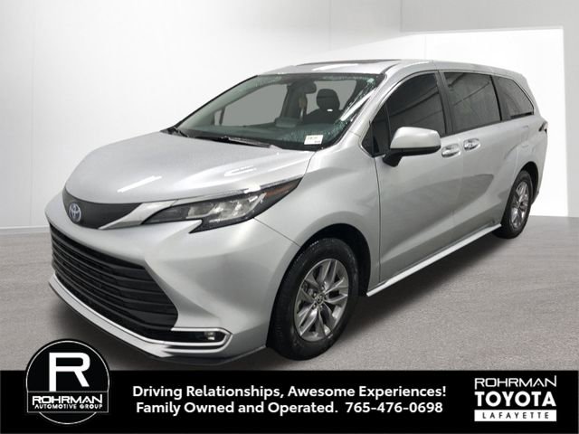 Used 2023 Toyota Sienna XLE AWD/4WD image 2