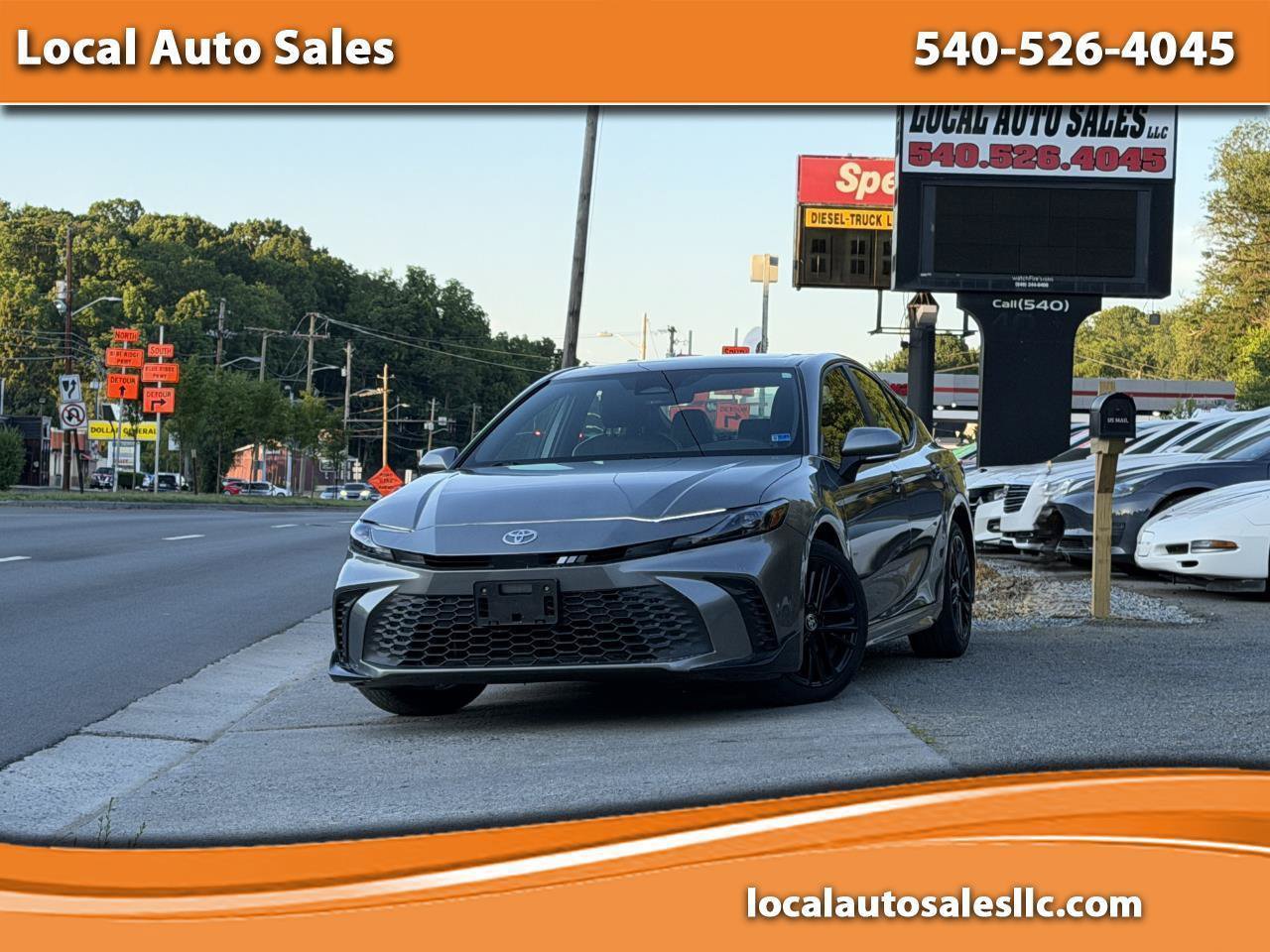 Used 2025 Toyota Camry SE w/ Convenience Package FWD image 1