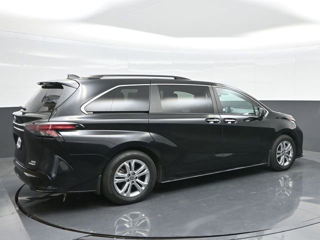 Used 2022 Toyota Sienna XSE AWD/4WD image 3