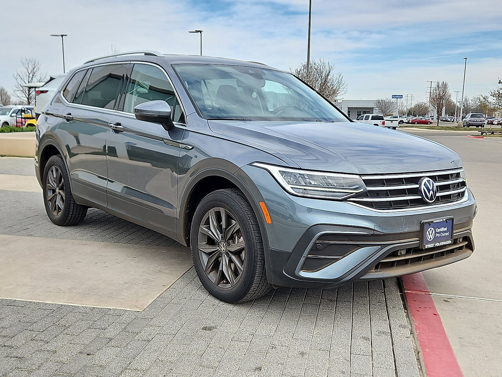 Certified 2022 Volkswagen Tiguan SE FWD image 4