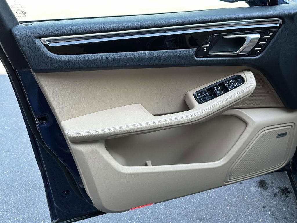 Certified 2026 Porsche Macan AWD/4WD image 18