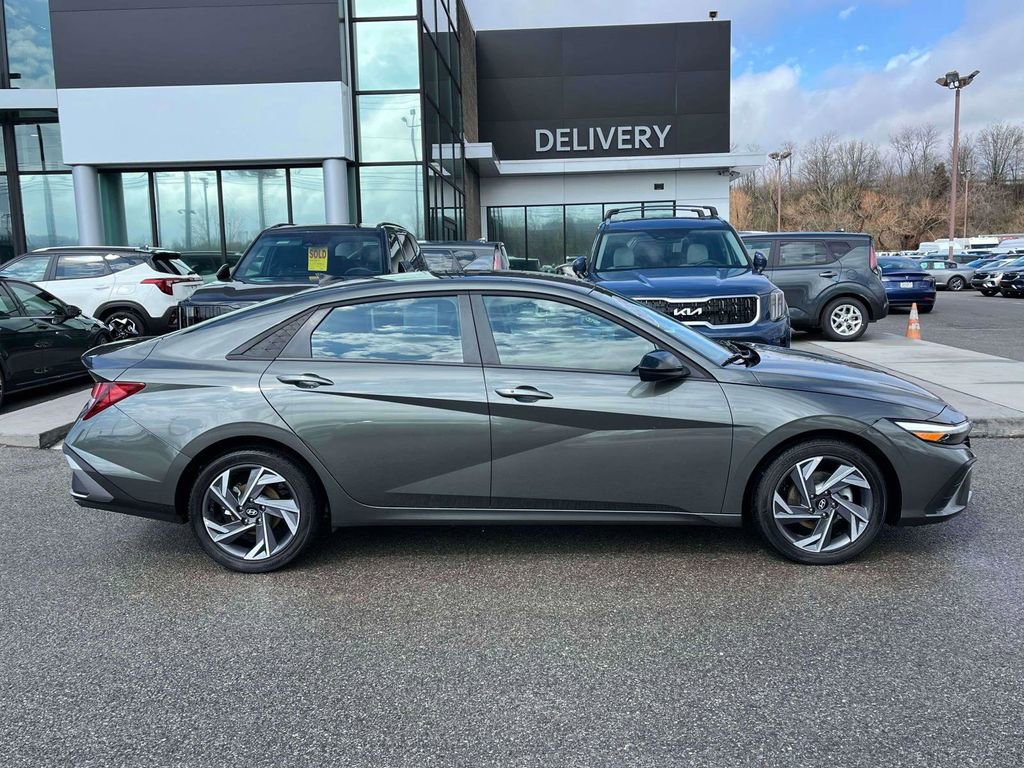 Used 2025 Hyundai Elantra Sport image 23