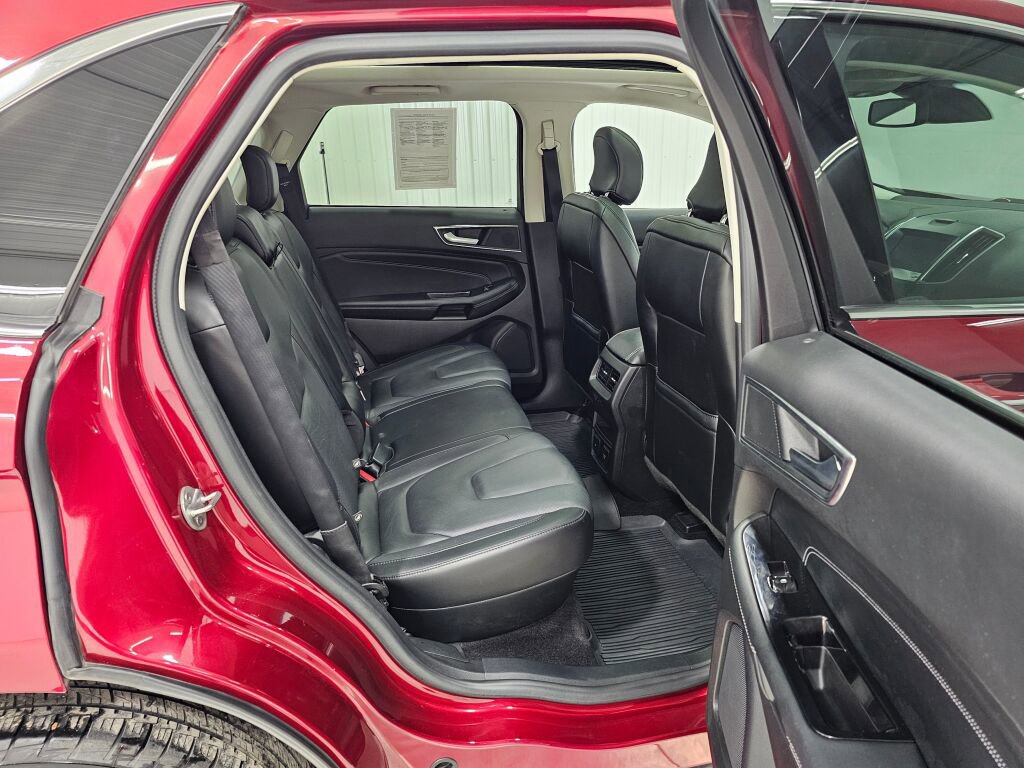 Used 2017 Ford Edge Titanium w/ Equipment Group 302A AWD/4WD image 18