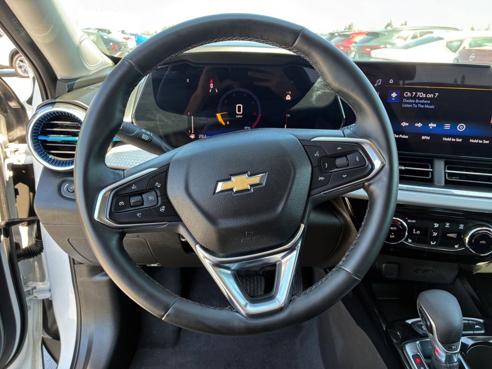 Used 2025 Chevrolet Trax LT w/ LT Convenience Package FWD image 27