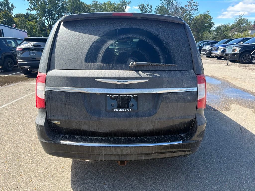 Used 2015 Chrysler Town & Country Touring FWD image 6