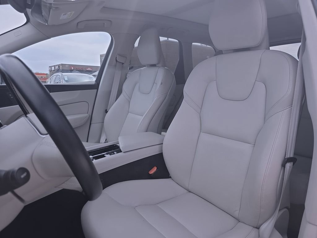 Used 2023 Volvo XC60 B5 Core image 17