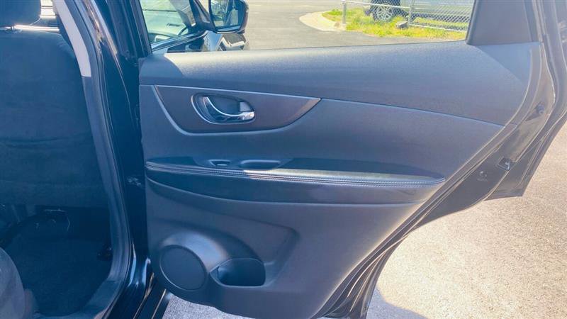 Used 2015 Nissan Rogue SV w/ SV Premium Package image 18