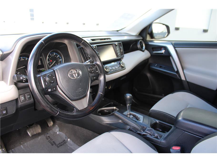 Used 2017 Toyota RAV4 XLE AWD/4WD image 9