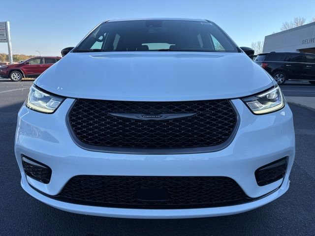New 2026 Chrysler Pacifica Select image 3