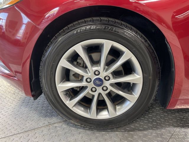 Used 2017 Ford Fusion SE w/ Fusion SE Technology Package image 10