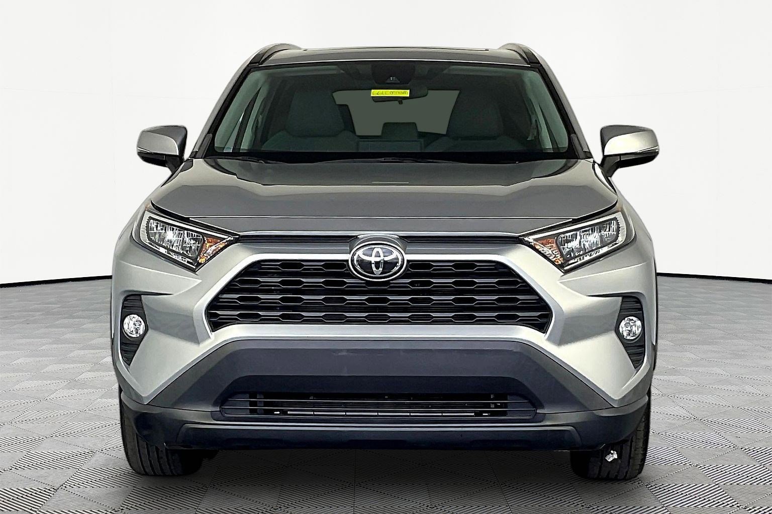 Used 2020 Toyota RAV4 XLE w/ Convenience Package FWD image 2