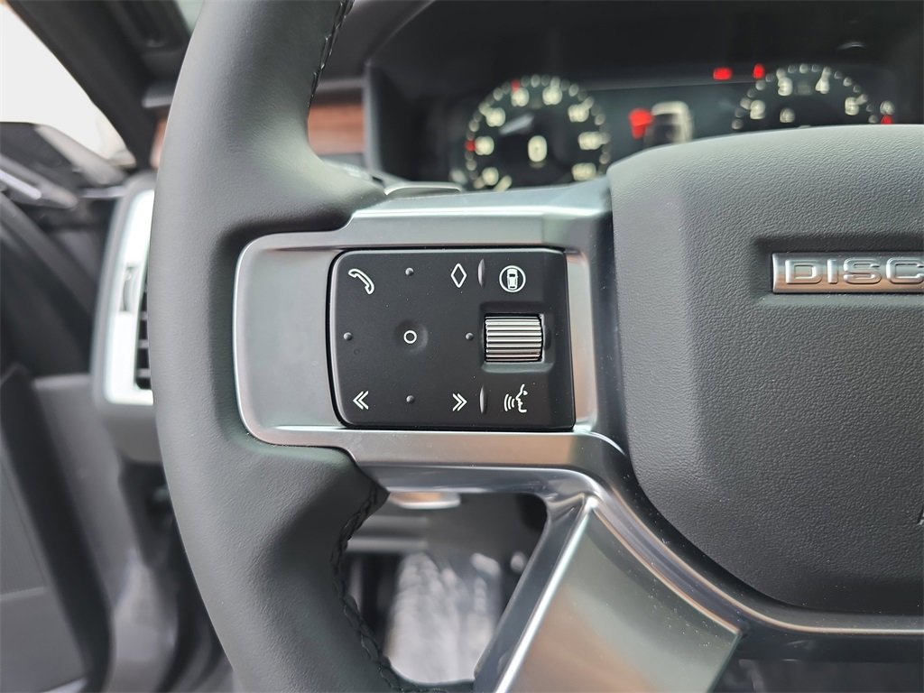 New 2025 Land Rover Discovery Dynamic SE image 18