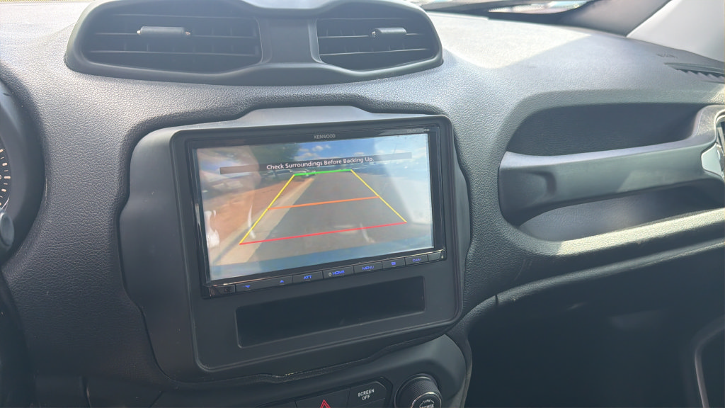 Used 2018 Jeep Renegade Latitude w/ UConnect 8.4 Nav Group FWD image 17