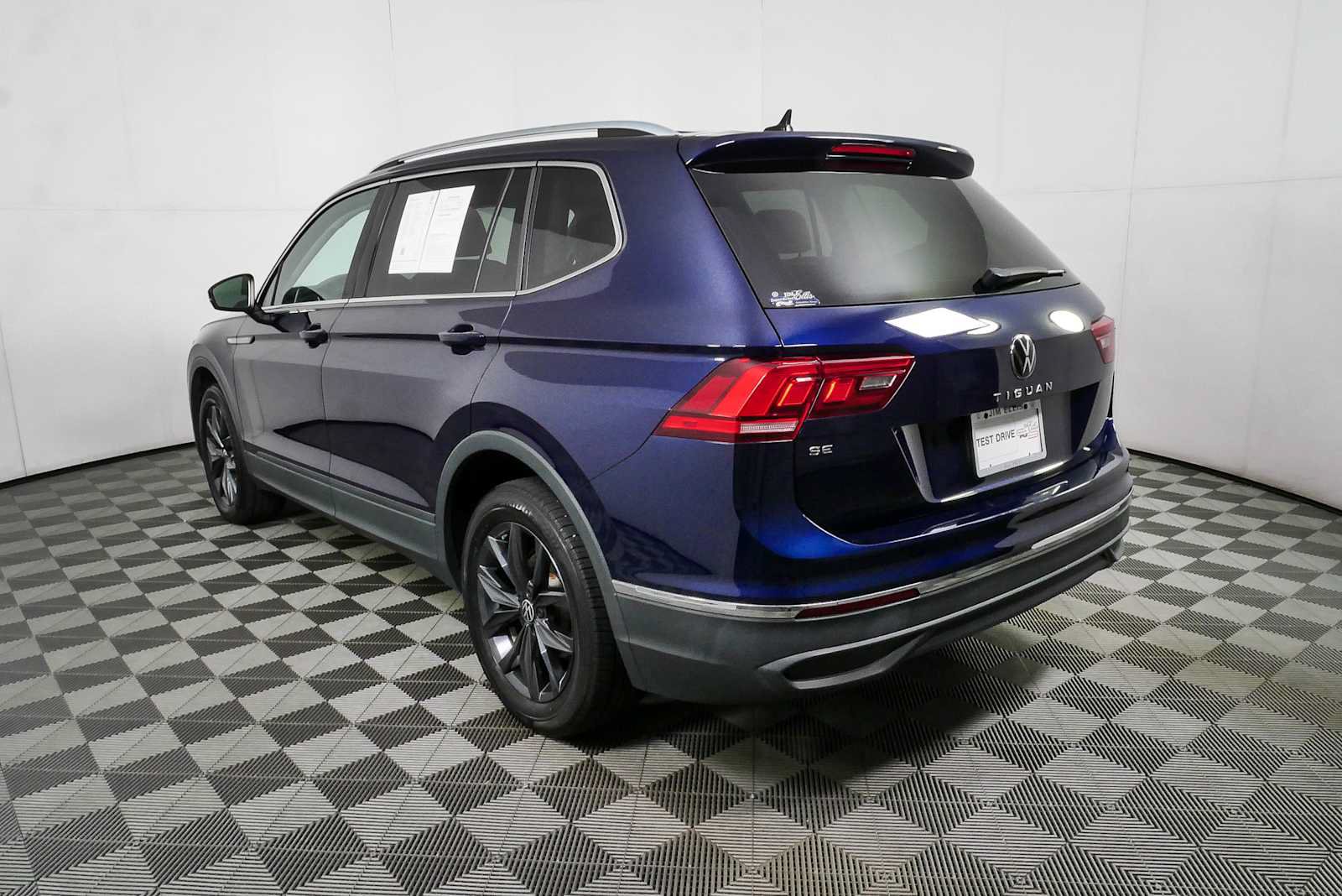 Certified 2023 Volkswagen Tiguan SE w/ Panoramic Sunroof Package FWD image 30