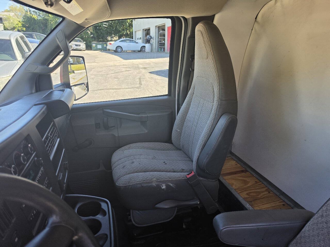 Used 2018 GMC Savana 4500 w/ Driver Convenience Package RWD image 15