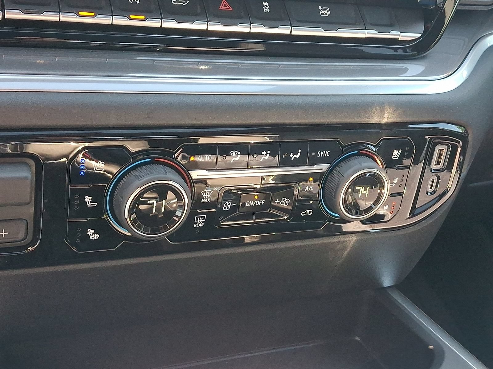 New 2026 Chevrolet Silverado 1500 High Country w/ High Country Premium Package AWD/4WD image 16