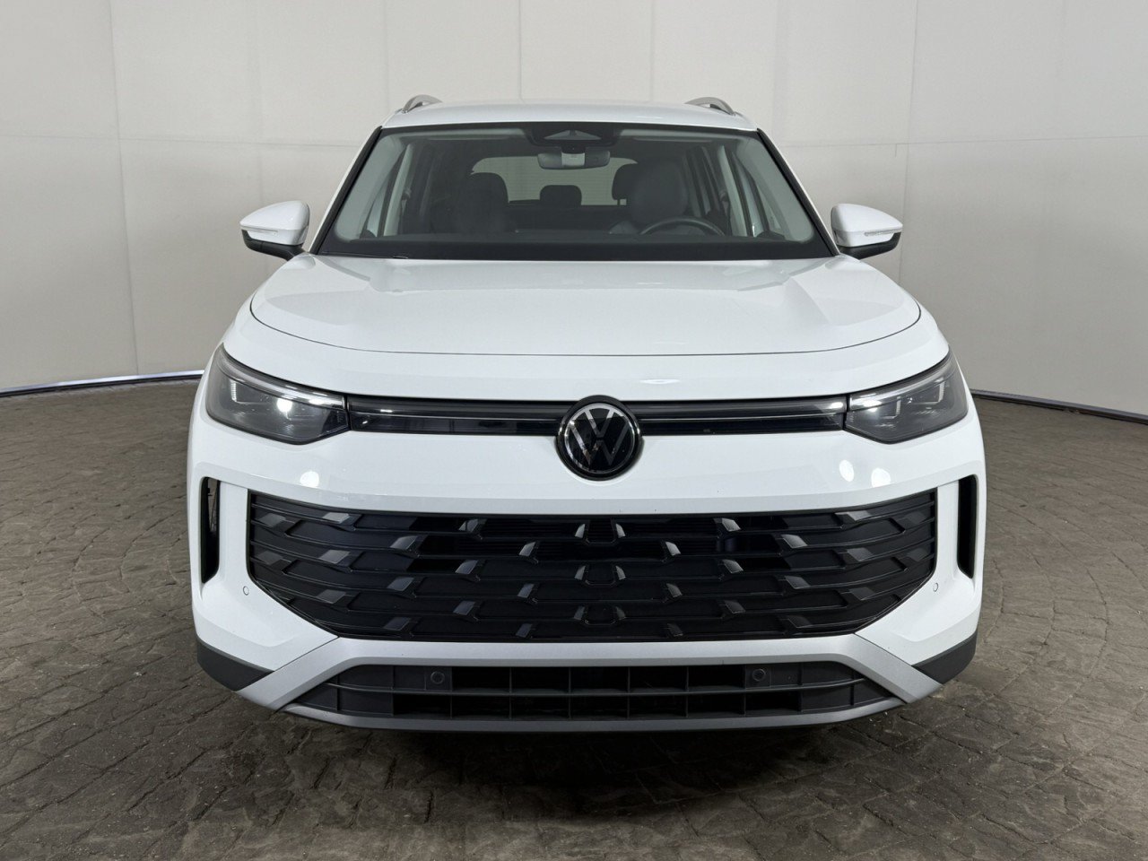Used 2026 Volkswagen Tiguan SE FWD image 2