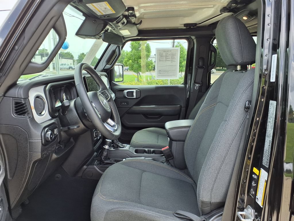 Used 2025 Jeep Wrangler Unlimited Sahara AWD/4WD image 14