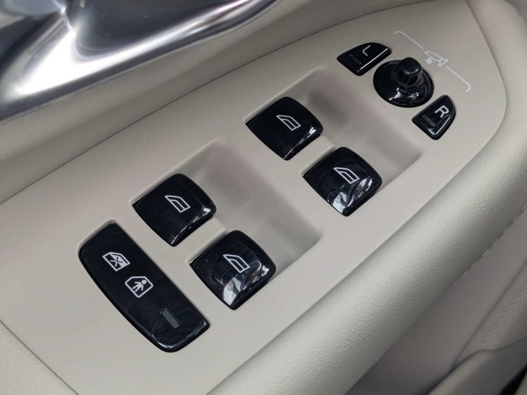 Certified 2023 Volvo XC90 T8 Plus AWD/4WD image 32