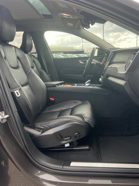 Certified 2025 Volvo XC60 B5 Ultra w/ Protection Package Premier AWD/4WD image 32