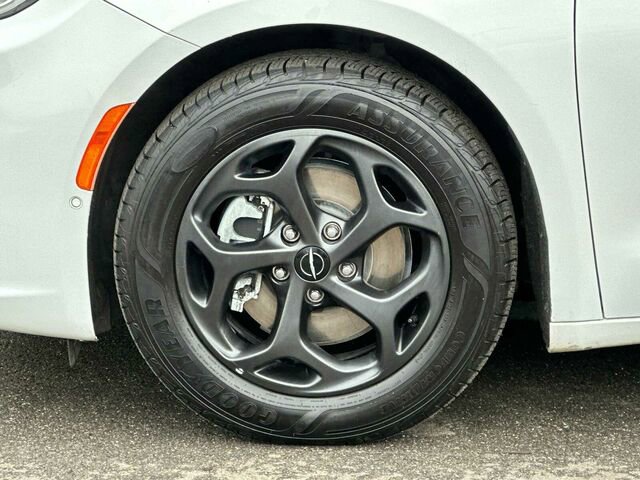 Used 2022 Chrysler Pacifica Touring-L w/ Uconnect Theater Family Group image 36