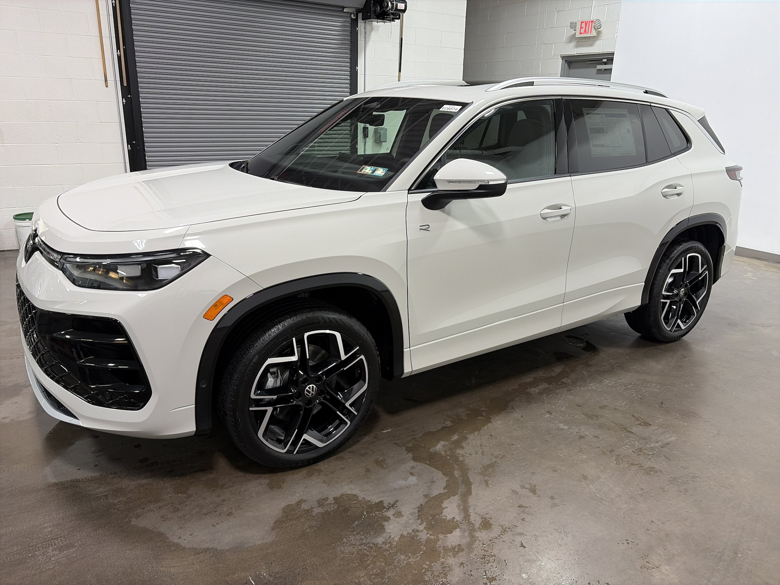 New 2026 Volkswagen Tiguan SEL R-Line AWD/4WD image 9