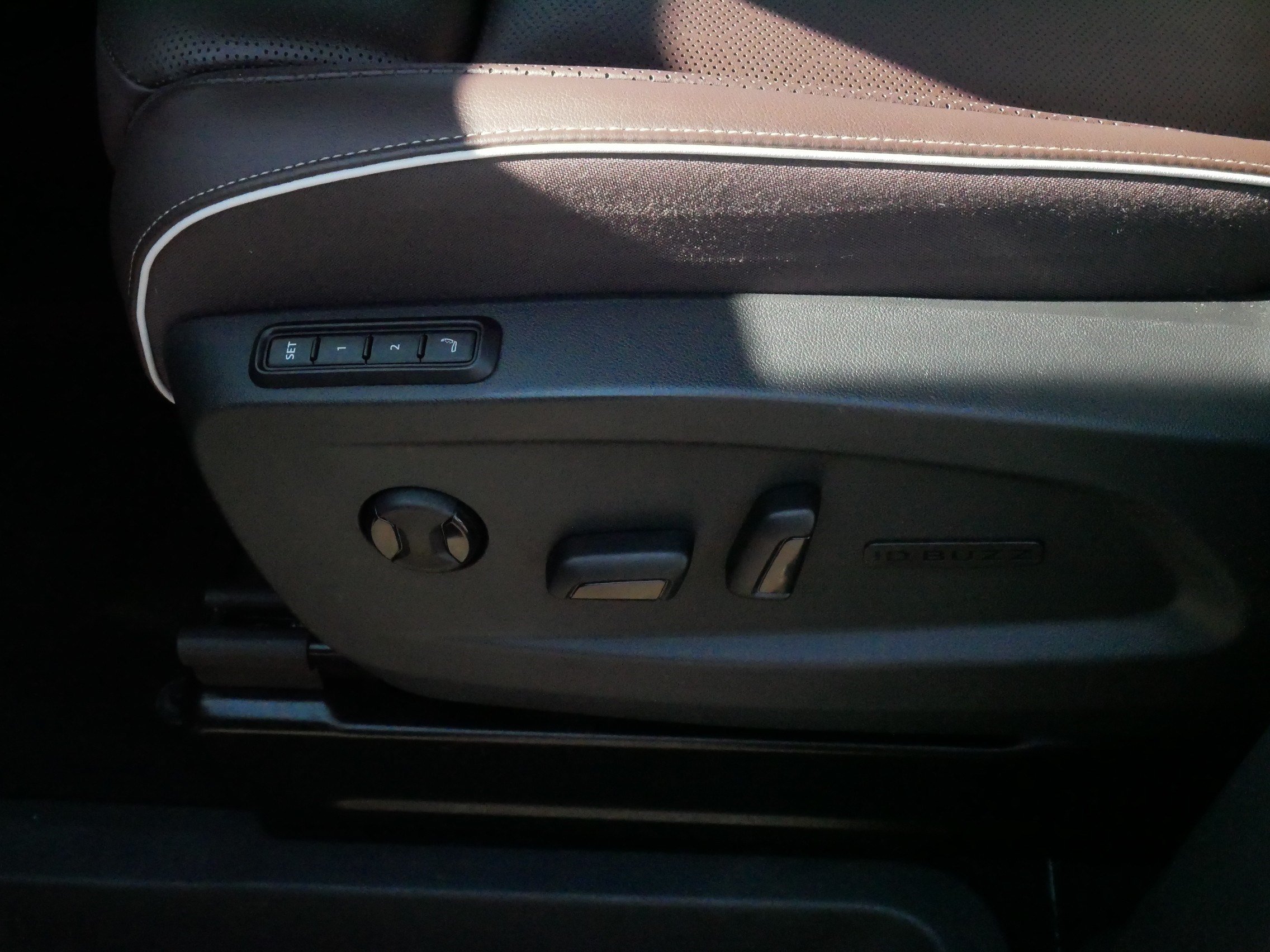 Certified 2025 Volkswagen ID. Buzz Pro S RWD image 20