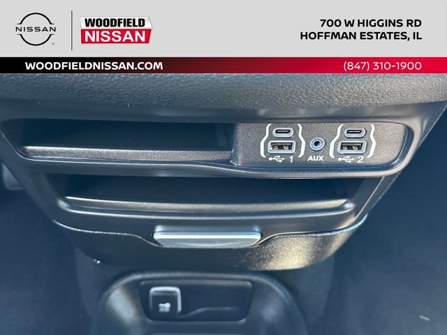 Used 2025 Chrysler Pacifica Select image 41