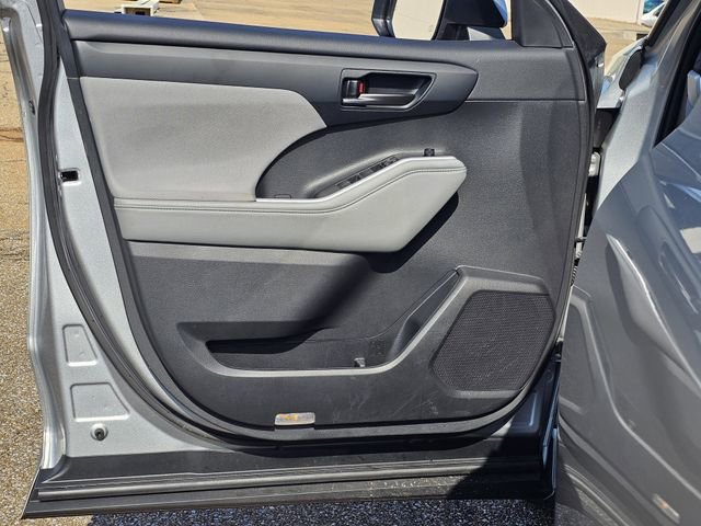 Used 2024 Toyota Highlander LE image 14