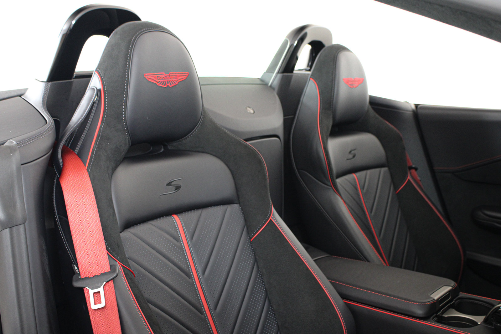 Used 2026 Aston Martin V8 Vantage S RWD image 26