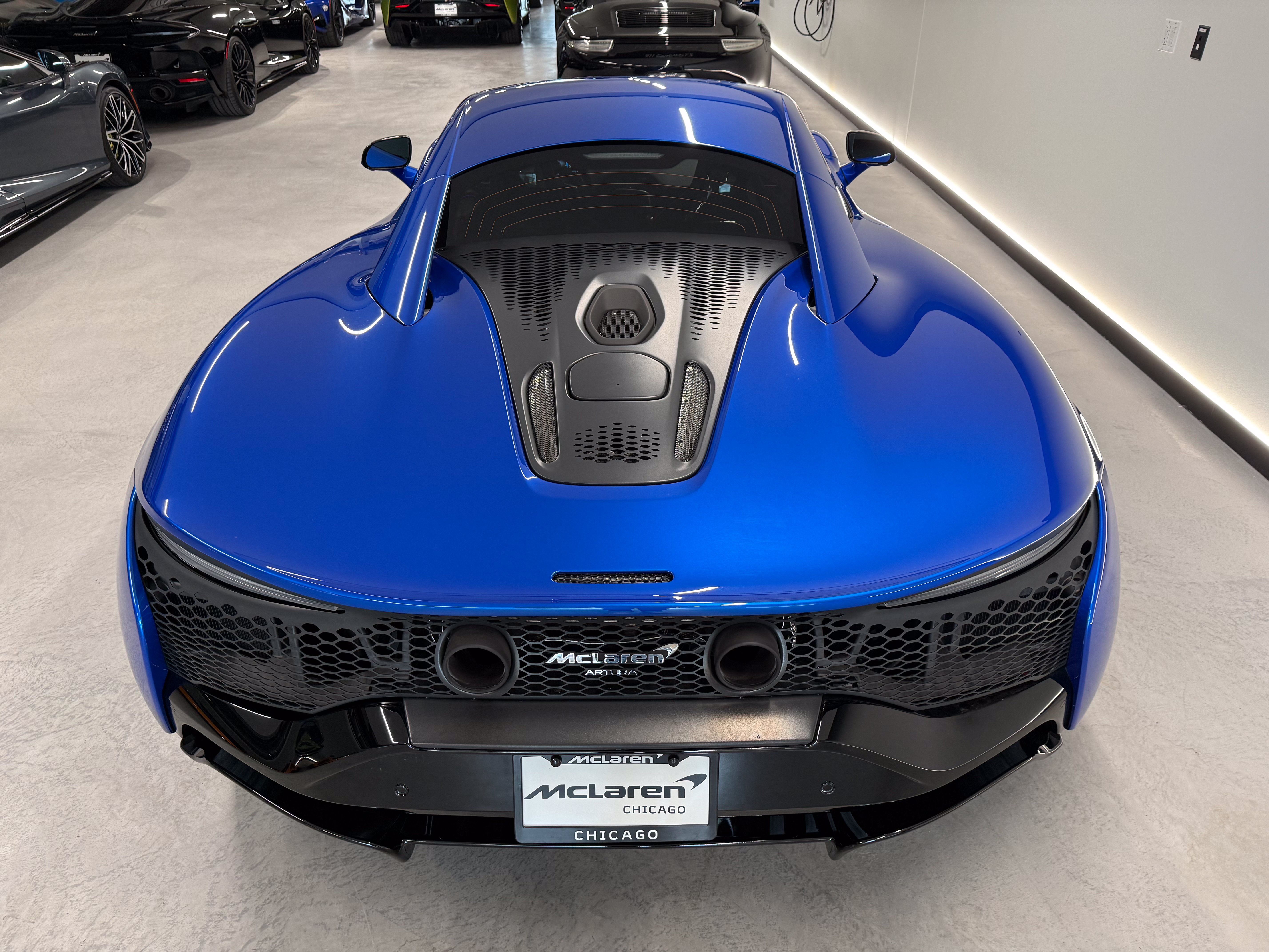 Used 2024 McLaren Artura RWD image 4