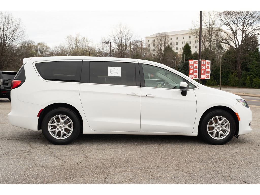 Used 2023 Chrysler Voyager LX image 9