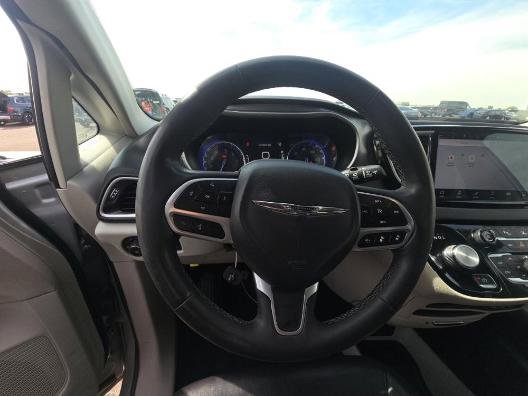 Used 2023 Chrysler Pacifica Touring-L FWD image 9