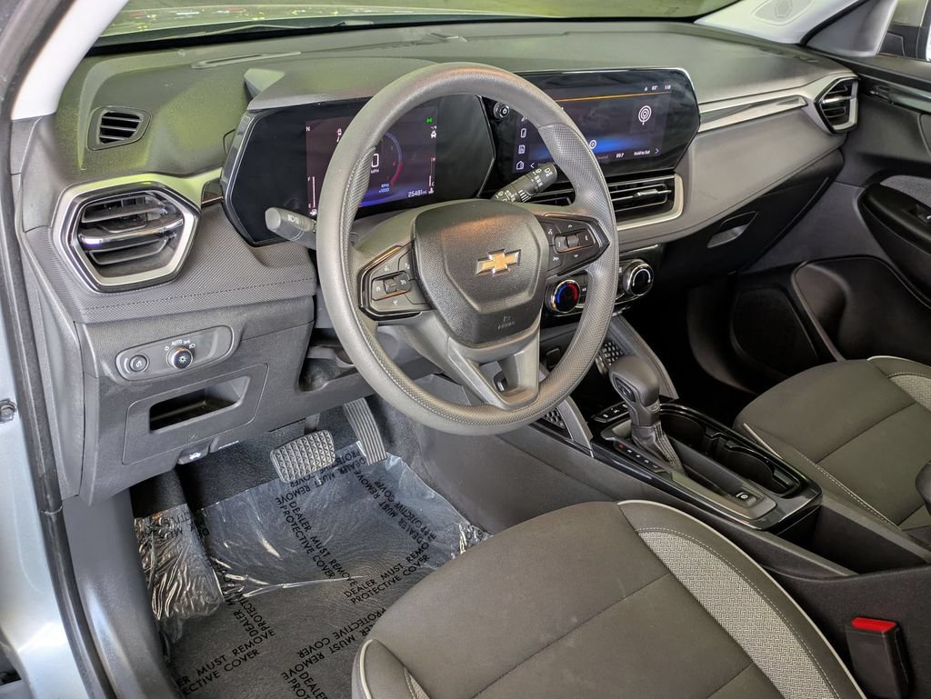 Used 2025 Chevrolet TrailBlazer LT AWD/4WD image 14