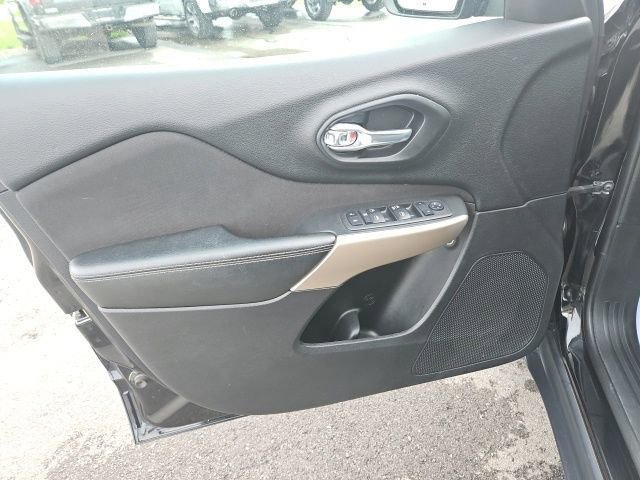 Used 2018 Jeep Cherokee Latitude w/ Altitude Package FWD image 15