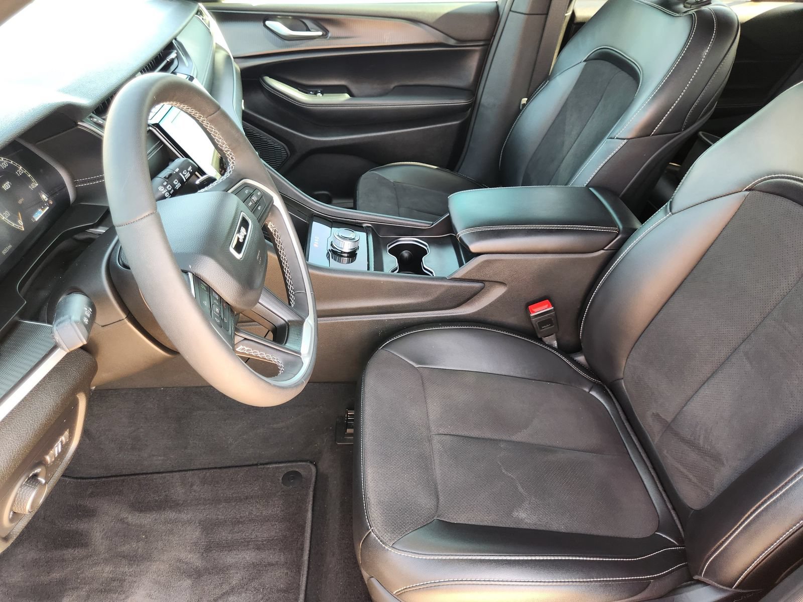 Used 2025 Jeep Grand Cherokee Altitude AWD/4WD image 14